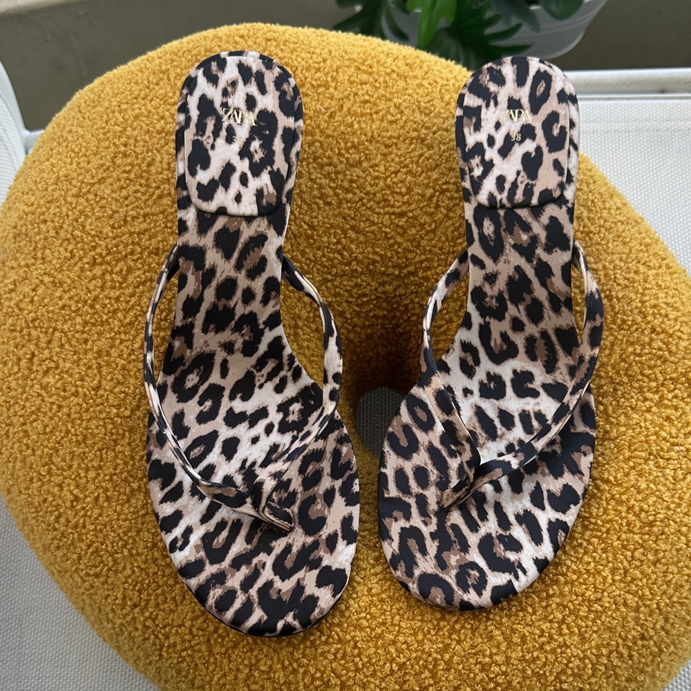 Zara size 8 Leopard Print thong kitten heels